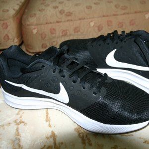 Nike Downshifter 7 Women's size 9.5 Black and white